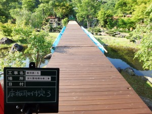 大分県施工事例 中津市公共工事 渓石園桟橋改修工事 床板張り替え完了